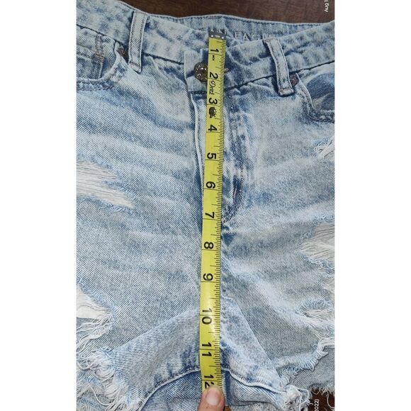 American Eagle Strigid jean shorts frayed distressed Size 4 light wash asymmetri - Picture 6 of 16